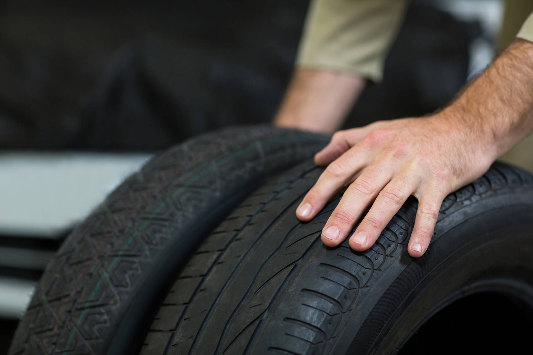 Zimné a letné pneumatiky vedľa seba - jasne vidieť rozdiely.